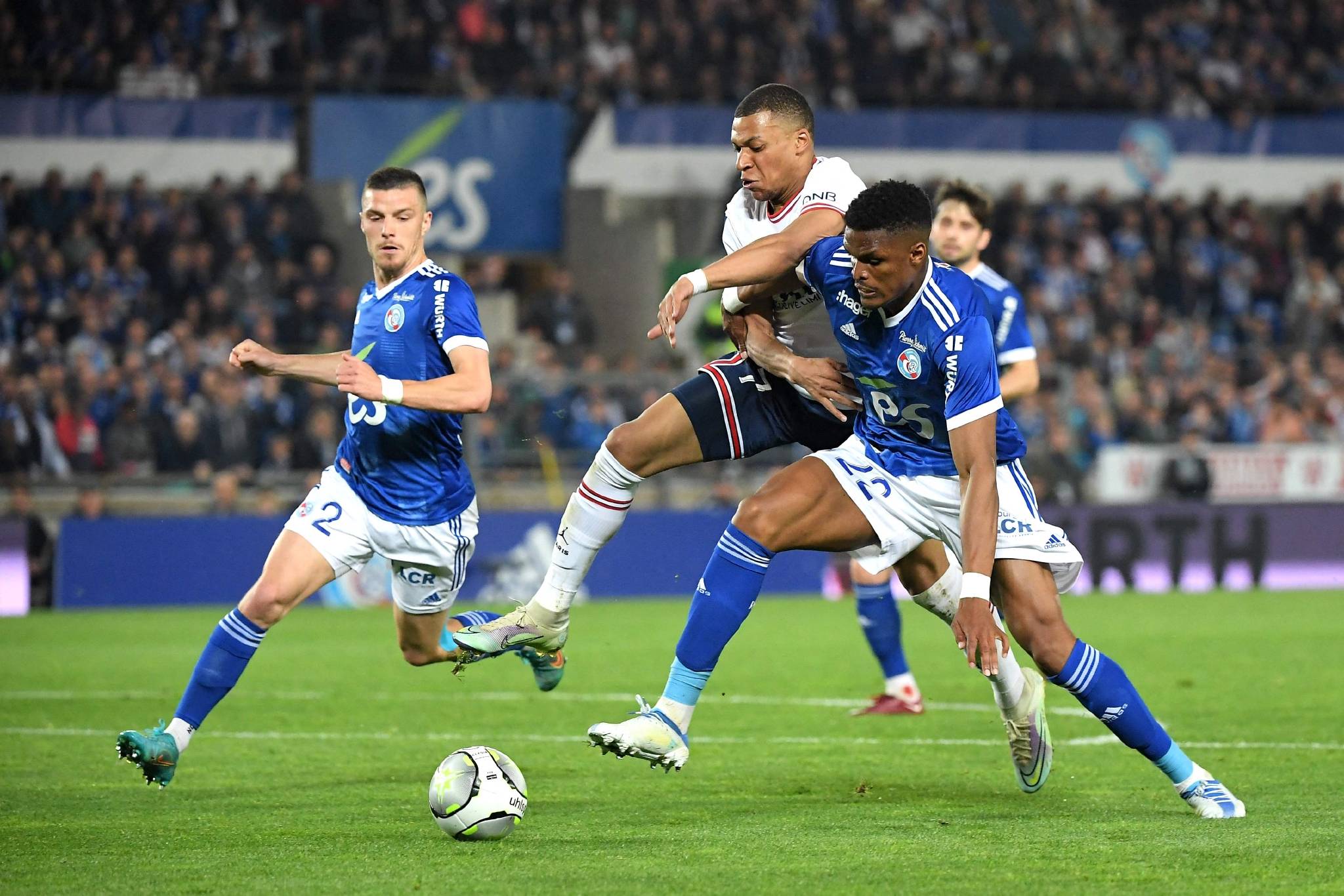 今晨法甲焦点战；国际米兰篮板制胜；气氛紧张；球探报告显示潜力(足坛最厉害的十大后腰)