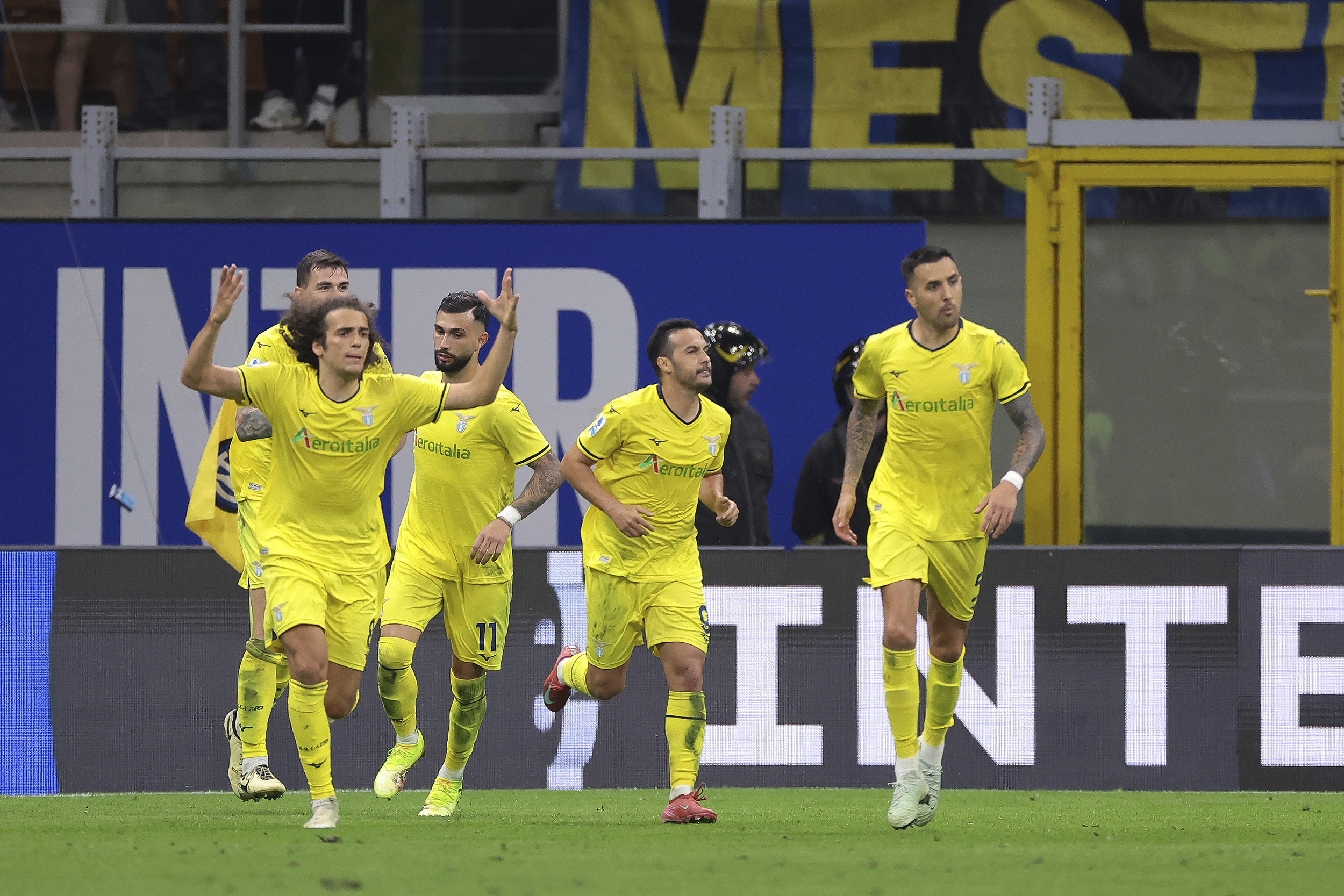 今晨法甲焦点战；国际米兰篮板制胜；气氛紧张；球探报告显示潜力(足坛最厉害的十大后腰)